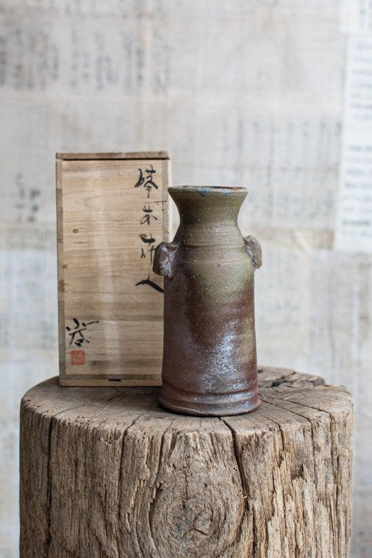 Shigaraki Ware Eared Flower Vase - Mimi-Tsuki Hanaire